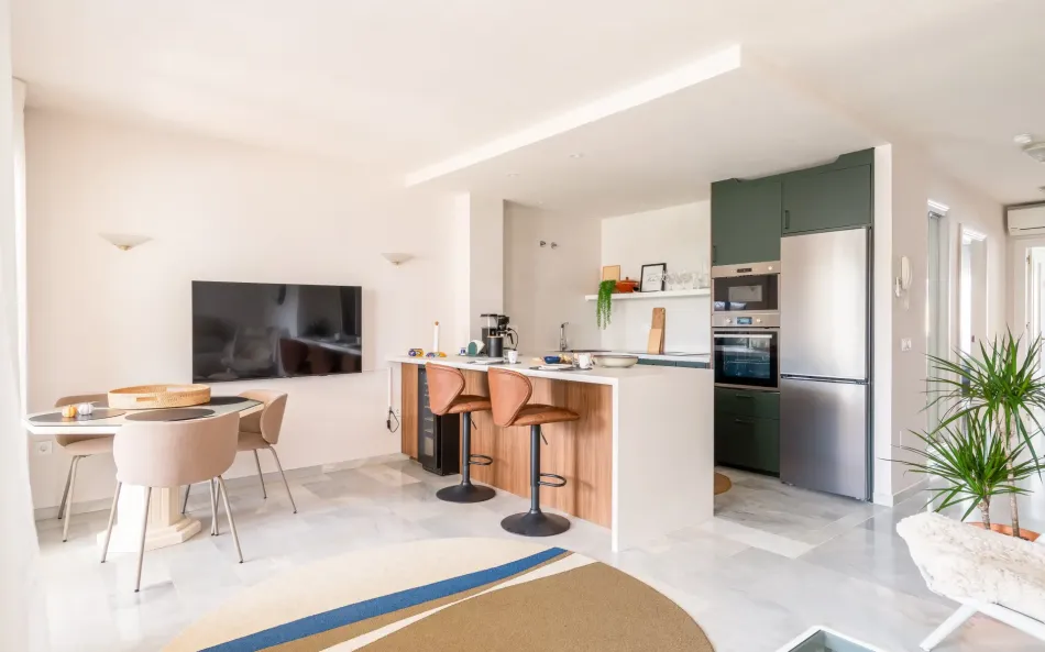 Stylish Renovated 2-Bedroom Apartment in Lower Calahonda – Walking Distance to Beach & Amenities